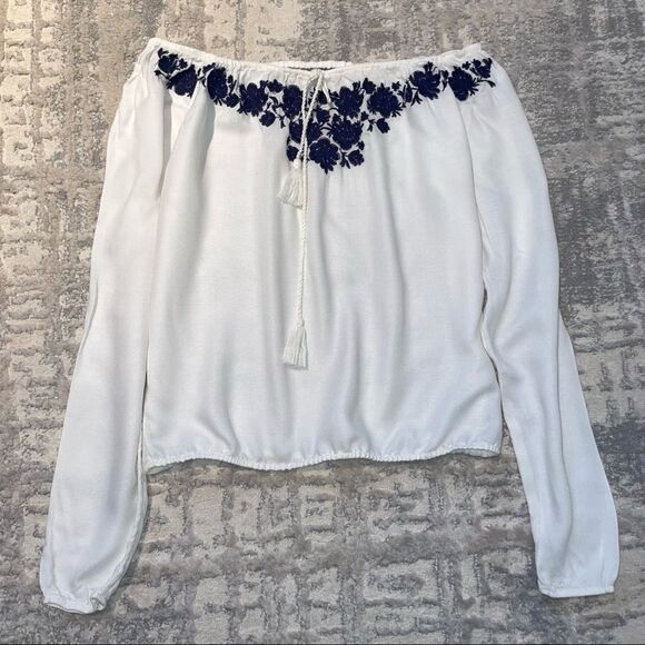 🏷️ 5 for $25 - HOLLISTER Off the Shoulder Embroidered Floral Top - Picture 2 of 7